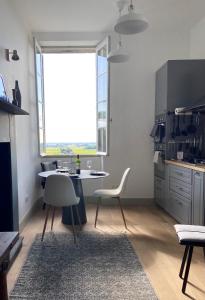 Η κουζίνα ή μικρή κουζίνα στο Romantic Gite nr St Emilion with Private Pool and Views to Die For