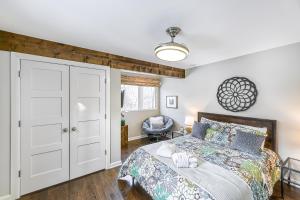 un dormitorio con una cama y un armario en Hidden Gem, en Mineral 41 fotos más