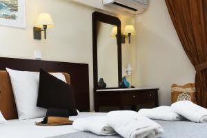 Postel nebo postele na pokoji v ubytování Phaistos Hotel