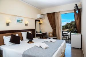 Postel nebo postele na pokoji v ubytování Phaistos Hotel