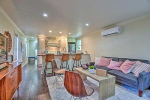 een woonkamer met een bank en een tafel bij Modern Winter Garden Cottage 16 Mi to Disney in Orlando