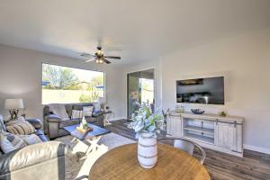 un salon avec un canapé et une télévision dans l'établissement Fire Pit, Covered Patio Stylish Goodyear Refuge, à Liberty