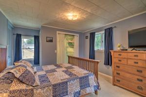 En eller flere senge i et værelse på Penn Yan Escape with Yard, 1 Mi to Keuka Lake!
