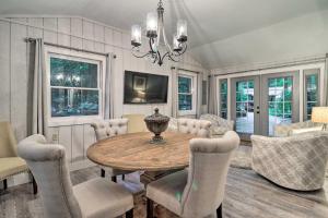 ein Esszimmer mit Tisch und Stühlen in der Unterkunft Walk to Main St Highlands Cottage with Fireplace in Highlands