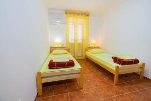 Postel nebo postele na pokoji v ubytování Guesthouse Lovćen