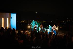 un grupo de músicos en un escenario por la noche en Agriturismo Qui e Ora, en Bevagna