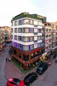 ein großes Gebäude mit davor geparkt in der Unterkunft Best House Hotel in Istanbul
