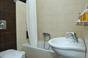 Koupelna v ubytování Phaistos Hotel
