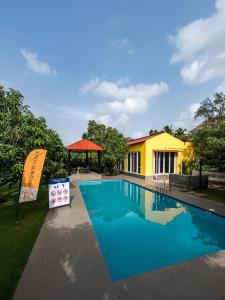 Majoituspaikassa SaffronStays Casa Manga, Karjat - pet-friendly pool villa near ND's Film World and Saltt tai sen lähellä sijaitseva uima-allas