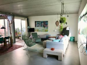 uma sala de estar com um sofá e uma mesa em Studio In de Hoet em Nijmegen