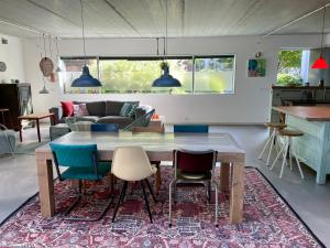 salon z drewnianym stołem i krzesłami w obiekcie Studio In de Hoet w mieście Nijmegen