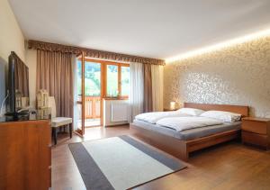 多夫加施泰因的住宿－Dorf Residenz，一间卧室设有一张床和一个大窗户