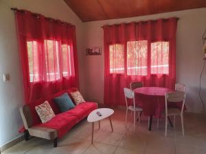 een woonkamer met een rode bank en een tafel bij Cabañas Mountain View in Volcán