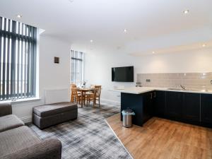 sala de estar con sofá y mesa en The Court Room at The Institute Executive Apartments, en Keith