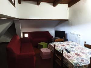 ein Wohnzimmer mit einem Bett und einem Sofa in der Unterkunft Appartamento Rosy in Fiumalbo
