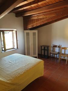 Schlafzimmer mit einem Bett, einem Tisch und Stühlen in der Unterkunft Appartamento Rosy in Fiumalbo