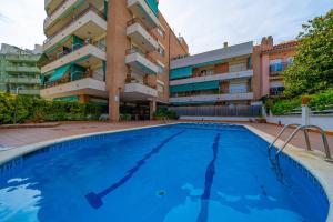 ein Schwimmbad vor einem Gebäude in der Unterkunft HomeHolidaysRentals Margot - Costa Barcelona in Pineda de Mar