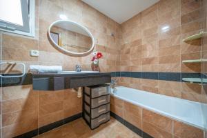 Ein Badezimmer in der Unterkunft HomeHolidaysRentals Margot - Costa Barcelona