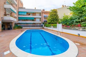 ein Schwimmbad vor einem Gebäude in der Unterkunft HomeHolidaysRentals Margot - Costa Barcelona in Pineda de Mar