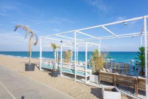 einen Pavillon am Strand neben dem Meer in der Unterkunft HomeHolidaysRentals Margot - Costa Barcelona in Pineda de Mar