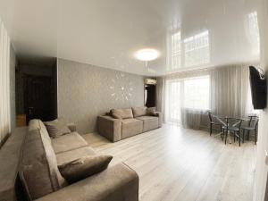 Гостиная зона в 2-bedroom Lux Most City Area Nebereznaya Riv'era +10 фотографий