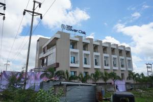 un edificio con un cartello in cima di Hotel Silver Oak ad Aurangabad