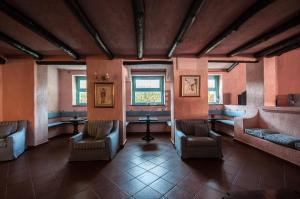 Hotel Scintilla في سان تيودورو: غرفة انتظار مع كراسي وطاولات ونوافذ