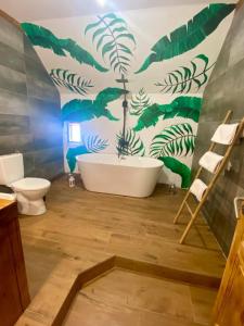 een badkamer met een wit bad en groene planten aan de muur bij Intense Room in Remeţi