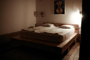 ein Schlafzimmer mit einem Bett auf einer hölzernen Plattform in der Unterkunft Intense Room in Remeţi