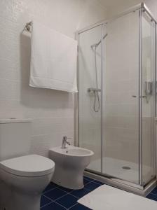 W łazience znajduje się prysznic, toaleta i umywalka. w obiekcie Apartamentos Ázera - Lígia Ázera w mieście Praia da Vitória