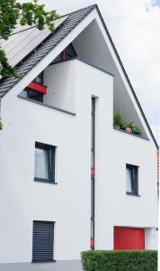Casa blanca con puertas y ventanas rojas en Mit Aufzug in die Ferienwohnung "Zum Ritter" und mit in der Nähe von Köln Stil übernachten en Pulheim