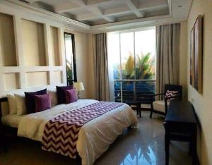 1 dormitorio con cama, escritorio y ventana en Kilua Beach Resort, en Mombasa