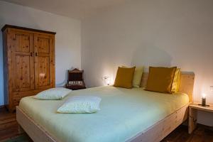 una camera da letto con un grande letto con due cuscini di Haus18. 4 a Sluderno