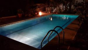 Bazén v ubytovaní Rentcostadelsol Villa Pinares-Malaga alebo v jeho blízkosti