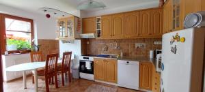 Kjøkken eller kjøkkenkrok på Brezno 2 izbovy Apartman Sabi