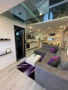 sala de estar con sofá y mesa en STAR Apartment PIRAN en Piran