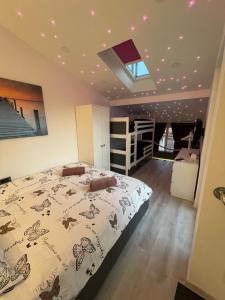 1 dormitorio con 1 cama con edredón blanco en STAR Apartment PIRAN en Piran