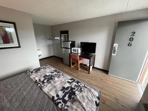 een slaapkamer met een bed en een bureau met een computer bij Extend-A-Suites Albuquerque West in Albuquerque