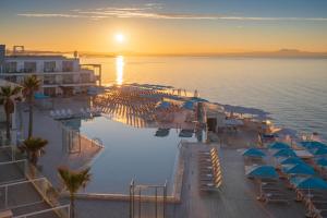 einen Luftblick auf den Pool des Resorts bei Sonnenuntergang in der Unterkunft Elba Sunset Mallorca Thalasso Spa in Palmanova
