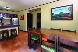 ein Esszimmer mit einem Tisch und einer Küche in der Unterkunft Mangaby Playa Hermosa in Playa Hermosa