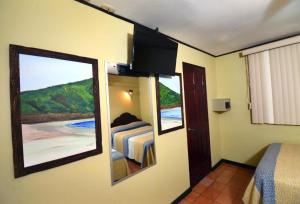 A television and/or entertainment centre at Mangaby Playa Hermosa