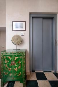un armario verde en una habitación con puerta en Gadir Suites en Cádiz