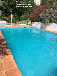 una grande piscina blu in una città di Casa Strack a Estepona