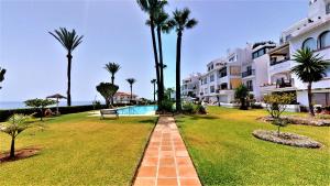 Bazén v ubytovaní Los Flamingos - Front Line Apartment La Cala alebo v jeho blízkosti