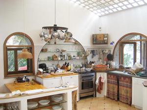 cocina con armarios blancos y fogones en Secret Garden In Nocelle en Positano