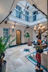 una gran sala de estar con escalera y puerta en Gadir Suites en Cádiz