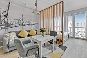 una sala de estar con un sofá y una mesa en Bastion Wałowa by Blue Mandarin, en Gdansk
