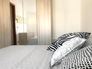 una camera da letto con un letto con due cuscini e uno specchio di Calabria Dream Holiday Home a Scalea