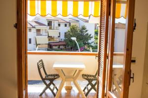 una camera con tavolo, sedie e finestra di Calabria Dream Holiday Home a Scalea