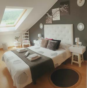 Un dormitorio con una cama grande y una ventana en apartamento Fisterra house Finisterre en Finisterre